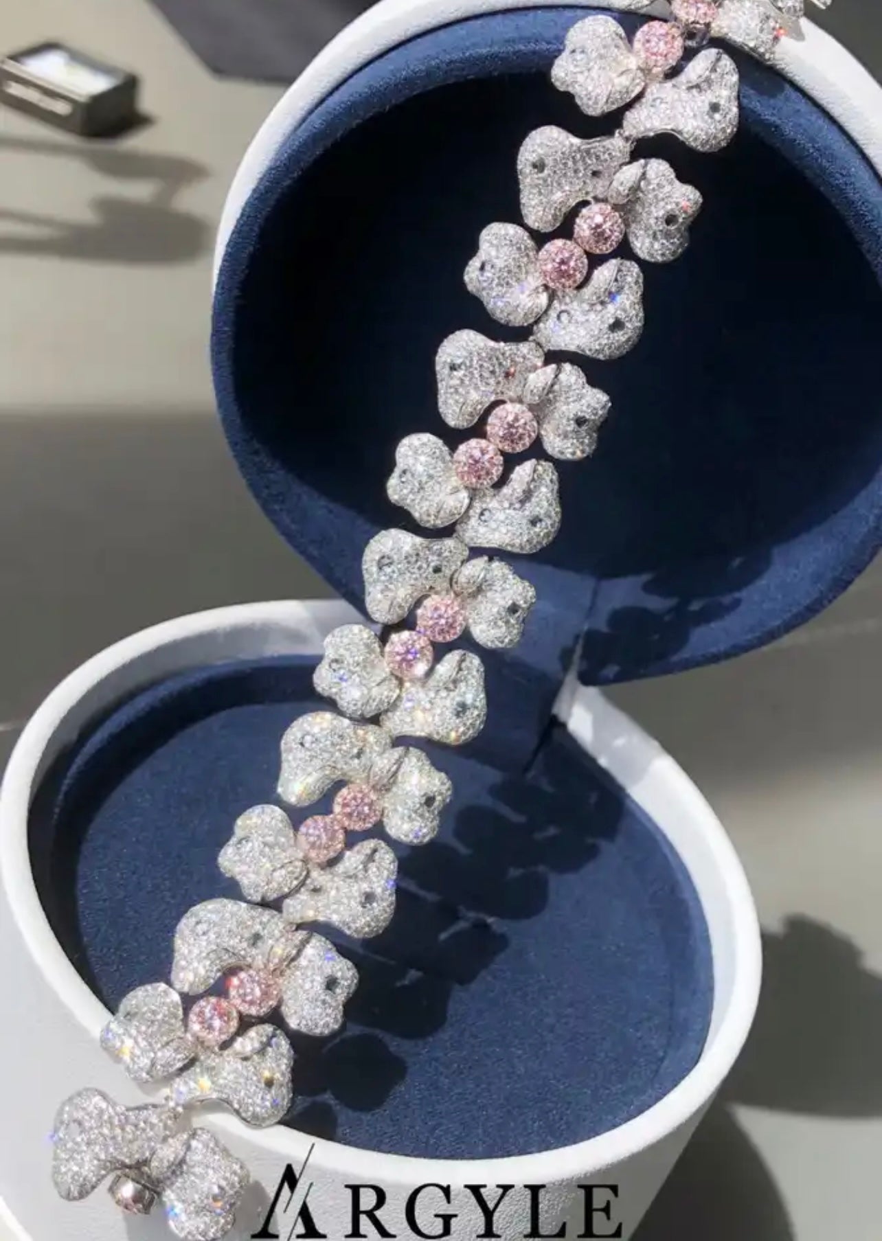 Argyle 15 carat Argyle Fancy Vivid Pink Diamond Bracelet VVS1 - VVS2 15 GIA CERTS Dossiers