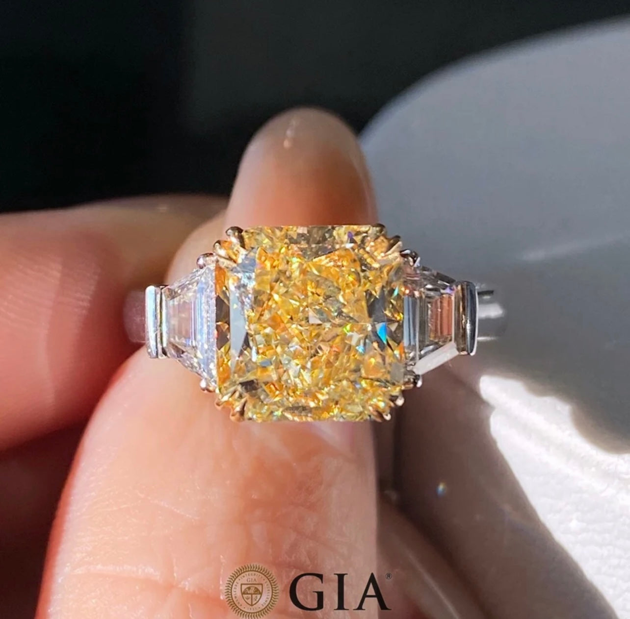(Argyle Diamond)beautifully Hand Crafted and Designed in Swiss Exclusively Made 6.00 Carat Fancy Vivid Yellow Diamond Ring GIA Dossier