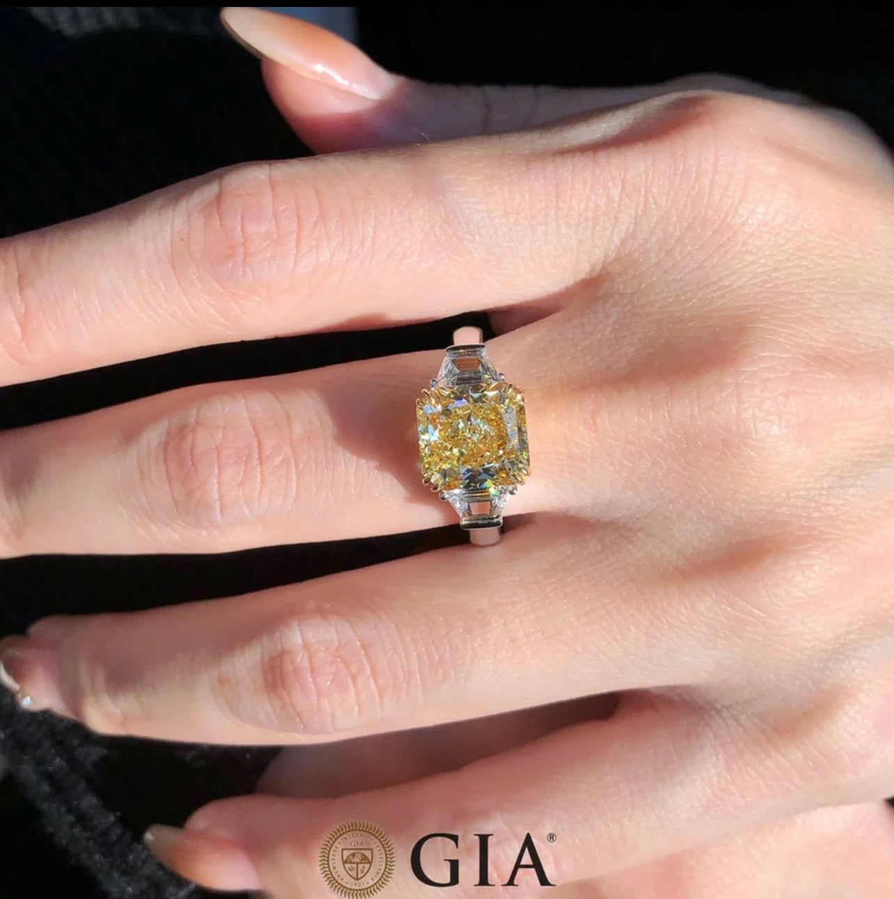 (Argyle Diamond)beautifully Hand Crafted and Designed in Swiss Exclusively Made 6.00 Carat Fancy Vivid Yellow Diamond Ring GIA Dossier