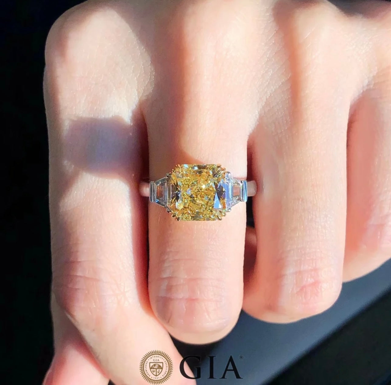 (Argyle Diamond)beautifully Hand Crafted and Designed in Swiss Exclusively Made 6.00 Carat Fancy Vivid Yellow Diamond Ring GIA Dossier