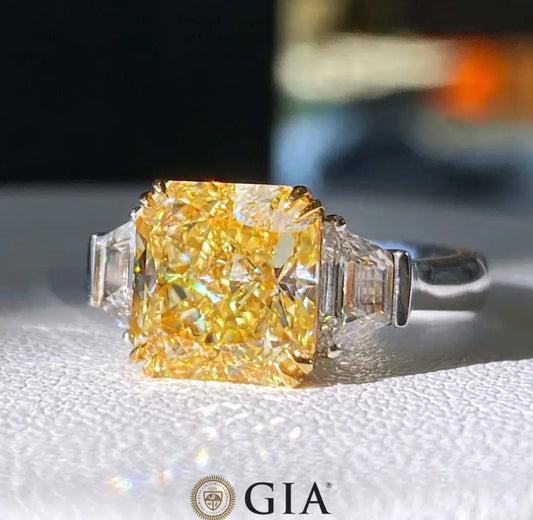 (Argyle Diamond)beautifully Hand Crafted and Designed in Swiss Exclusively Made 6.00 Carat Fancy Vivid Yellow Diamond Ring GIA Dossier